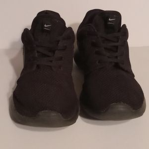Men's 11 black Nike Roshe